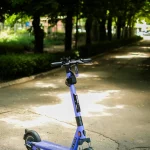 trottinette électrique bleu à l'arret