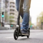 homme faisant de la trottinette électrique sur la route
